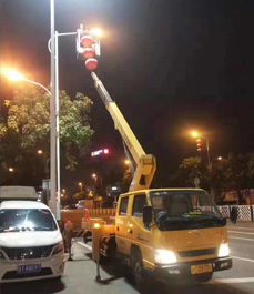 修理路灯